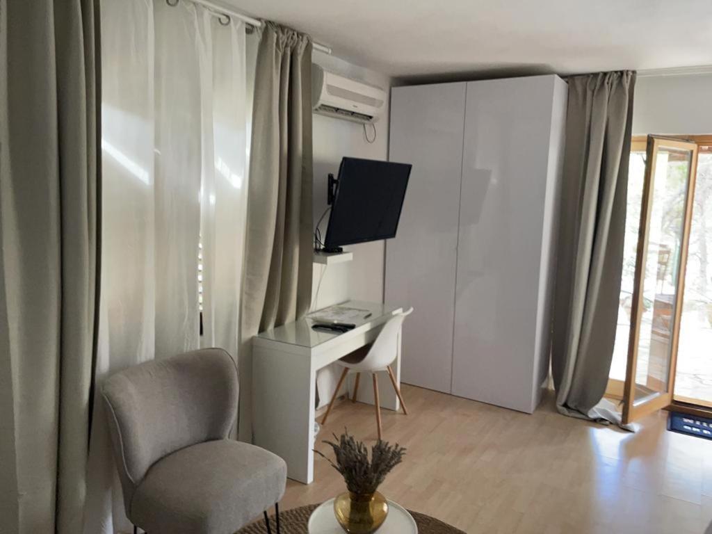 By The Sea With Private Heated Hydromassage Pool * Zirje